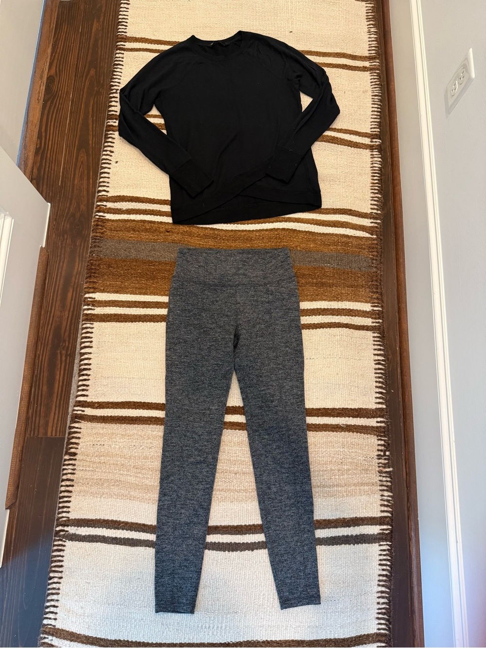 2 Pc ATHLETA women’s herringbone leggings AND criss cross sweater! Small